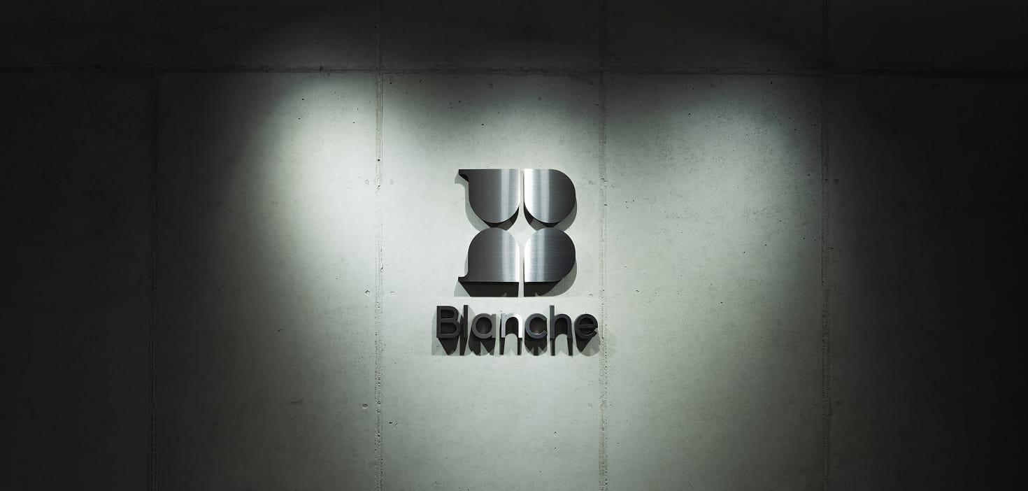 블랑쉬치과 내부 시설에 설치된 브랜드 로고 월 사인