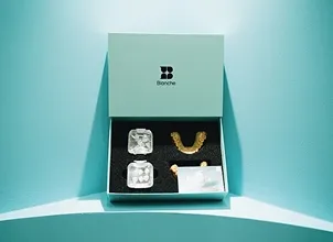 블랑쉬 치과의 라미네이트 구성품이 담긴 치료 패키지 박스