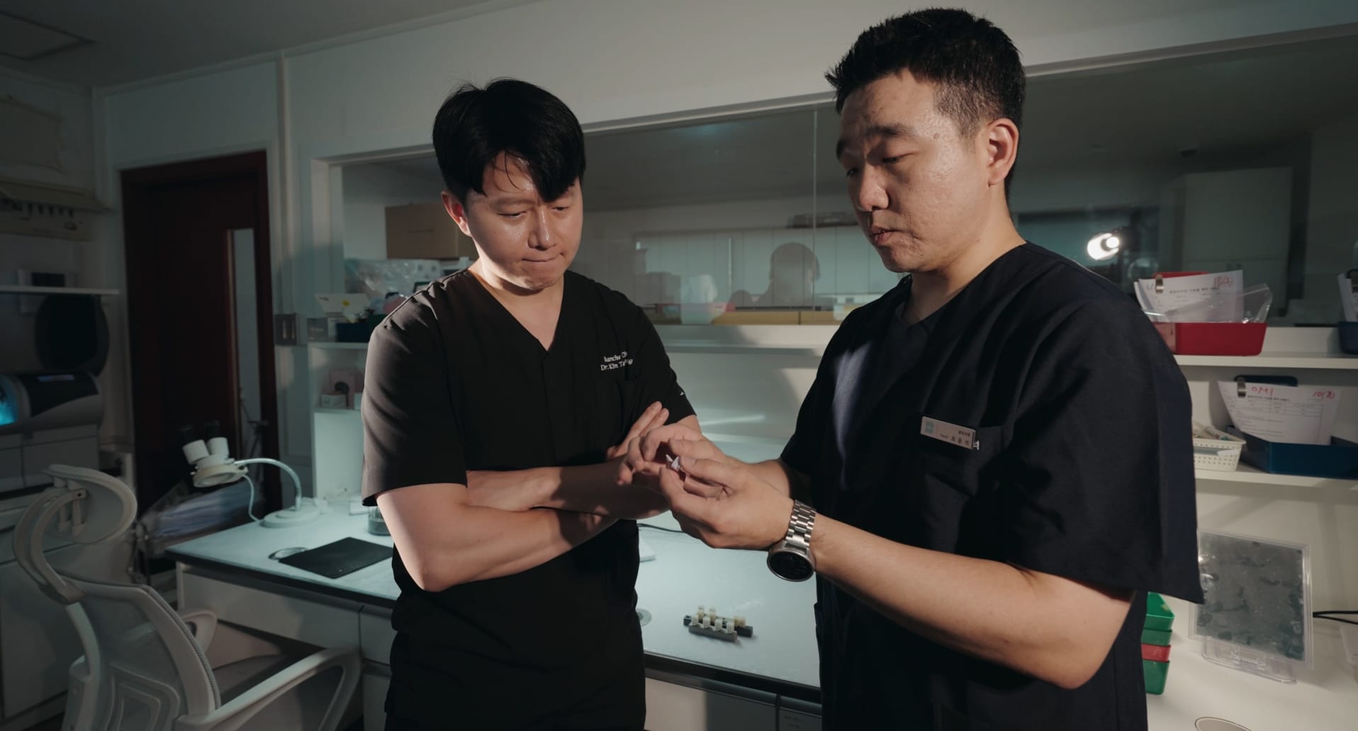 블랑쉬치과 자체 기공소에서 의료진과 기공사가 보철 설계를 함께 검토하는 작업 장면