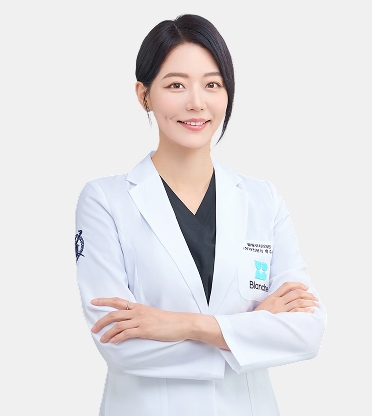 블랑쉬치과 교정과 전문의 백주희 원장이 교정 진료 경험을 바탕으로 환자를 상담하는 프로필 사진