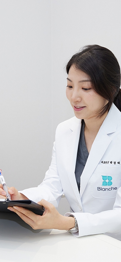 블랑쉬치과 교정 전문의가 X-ray를 보며 골격과 교합을 고려한 치아교정 상담을 진행하는 모습