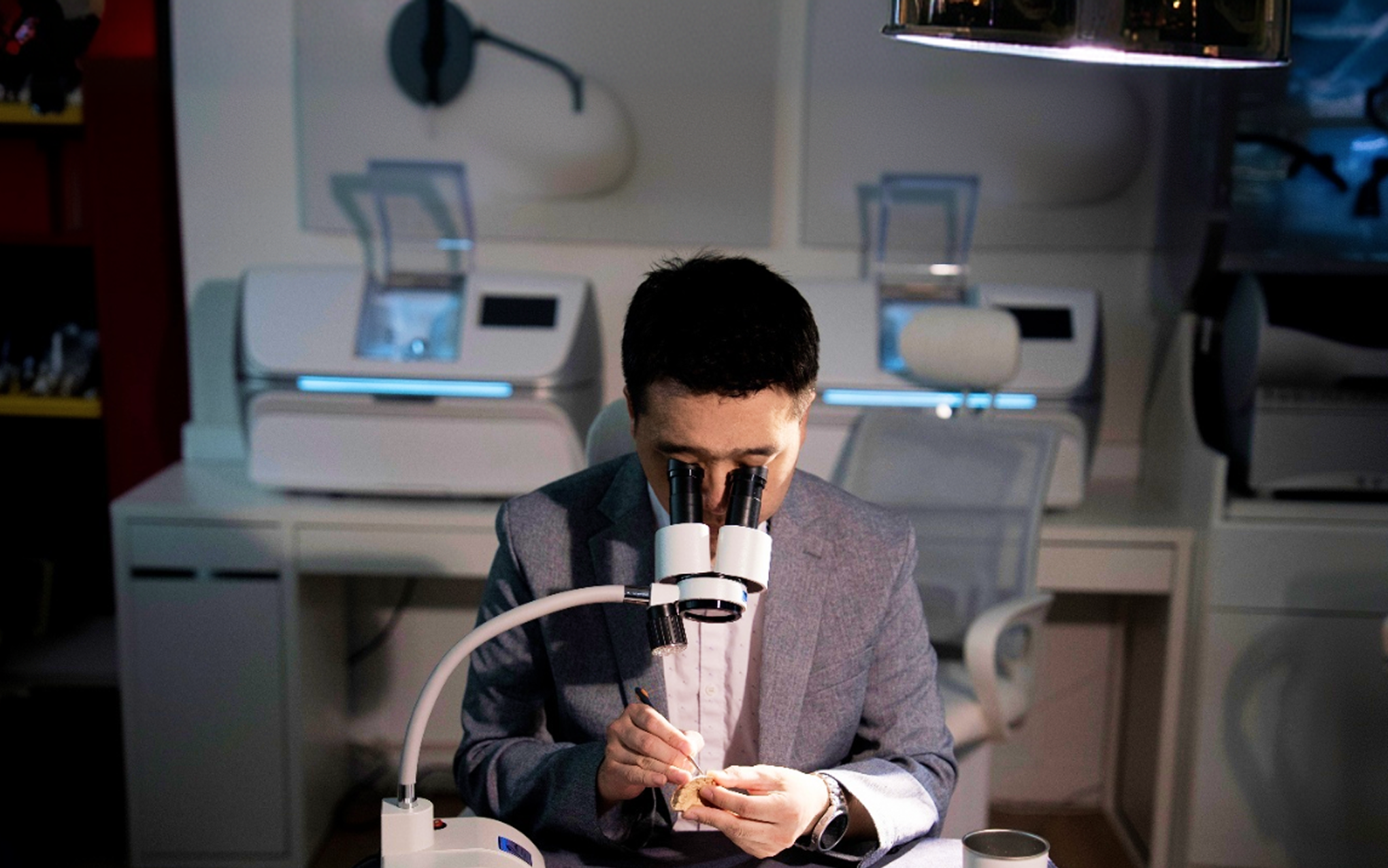 작품처럼 완성된 미소를 상징하는 Masterpieces 이미지